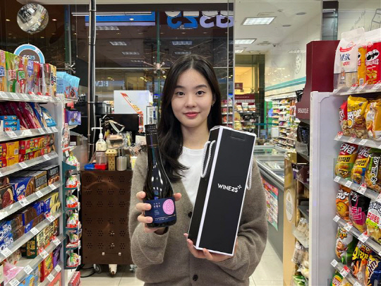 모델이 GS25 매장에서 '청명주'를 소개하고 있다. GS25 제공